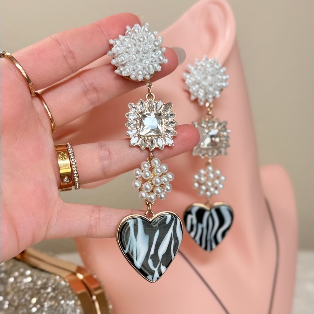 Elegant Black and White Heart Earrings - Picture 6 of 7